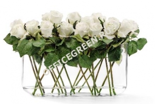 Розы белые в дизайн-стекле с водой
