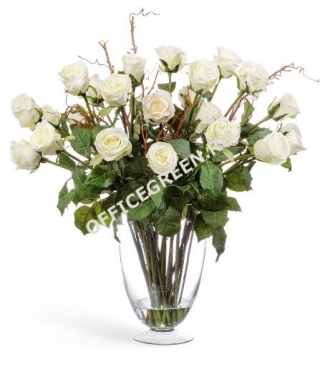 Розы белые в стеклянной вазе с водой